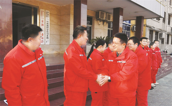 1739668985594580.jpg 4-2 3 图为该厂领导为奔赴新.jpg