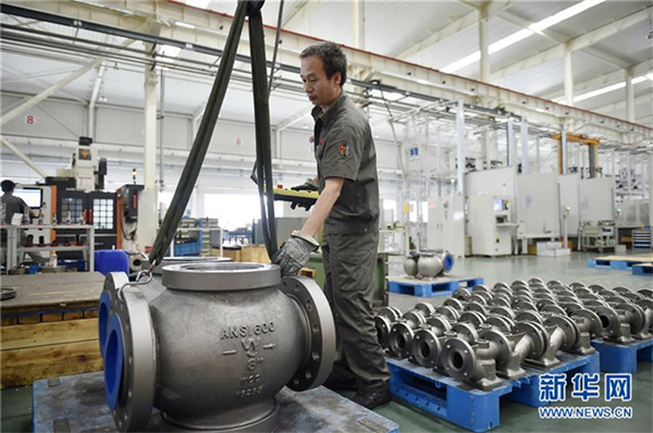 1739669664621242.jpg 图1在公司自动化产业园,工作人员装配控制阀。.jpg