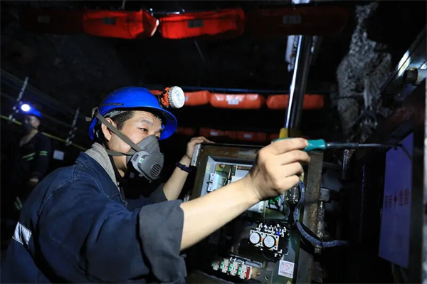 图3检修设备一丝不苟 陈勇 摄影_proc.jpg