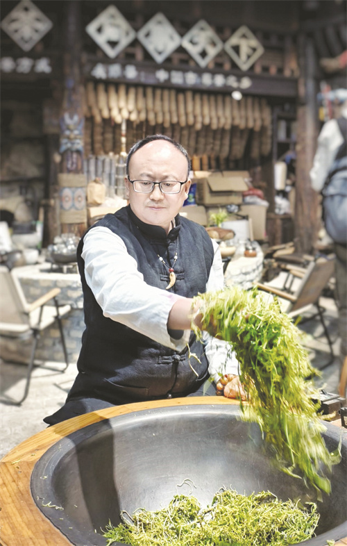 1739794615567863.jpg 4-6 1 6,茶农在手工炒莓茶。瞿章勋 供图.jpg