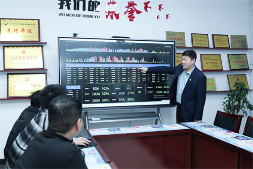 1739795310975292.jpg 1把论文写在“百里煤海”之上 ——陶朋(右)正在传授经验。.jpg