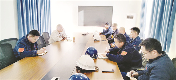 1740053624855087.jpg 5-2 2 图为炼铁厂副厂长.jpg