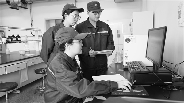 1740055279496099.jpg 2-2 3 技术人员测试设备自动化检测情况。.jpg