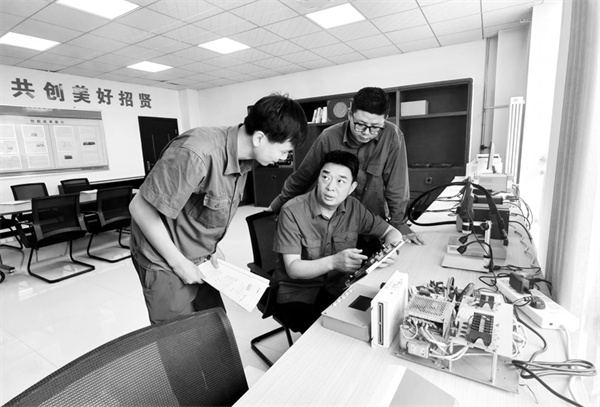 1740055340533364.jpg 2-6 7 图为周勇在劳模创新工作室传授技艺.jpg