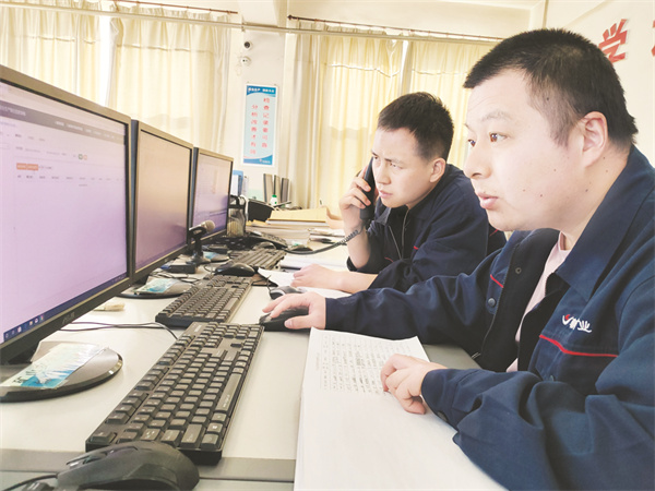 5-2 1 2管理人员对数字信息进行分解.jpg