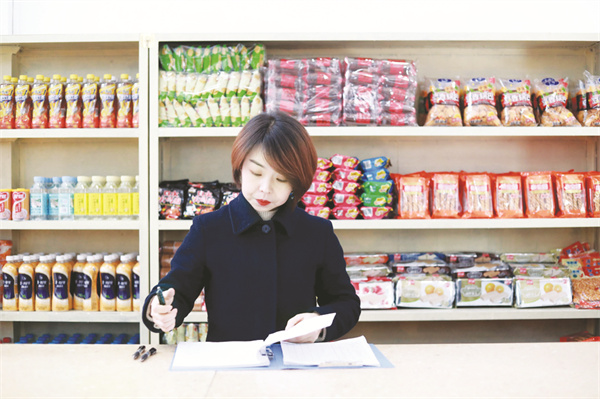 8-1 1 1 图为李星在井口爱心超市盘货.jpg