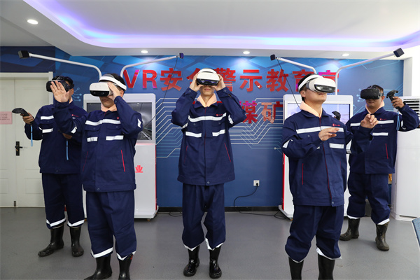 1桃园矿 虚拟现实技术助力安全培训入脑入心.jpg