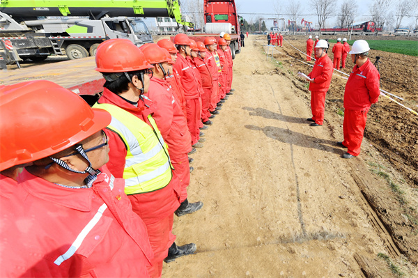 1741861562326065.jpg 2 图为党员突击队作搬迁移动锅炉前动员。.jpg