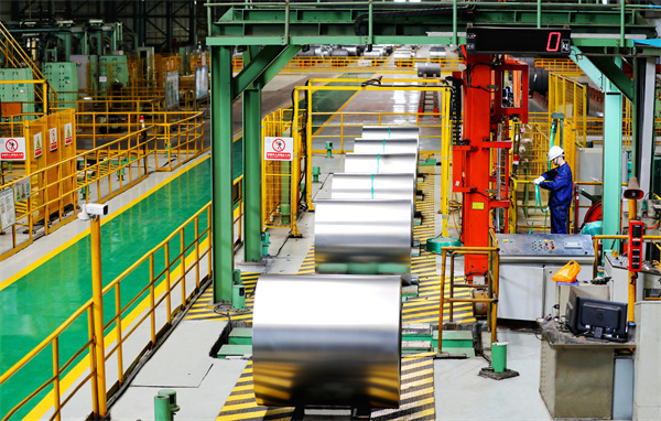 1741866144974653.jpg 5 西昌钢钒公司板材厂连退产线尾部产品下线 。 赖世怀 摄.jpg