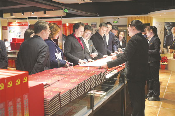 1-8 8、白山方大集团与各界.jpg