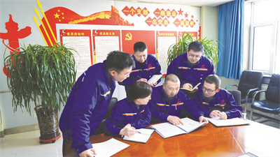 1742818776117054.jpg 5-2 1 2 党员分享生产线安全改造经验.jpg