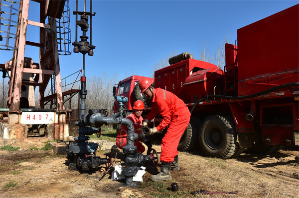 4 备用图片新闻 河南油田采油一厂强化设备管理.JPG