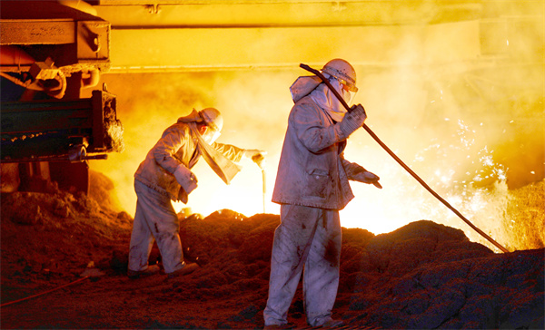 1742902778204108.jpg 4 西昌钢钒炼铁厂炉前工正在处理铁水沟流速情况。赖世怀 摄.jpg