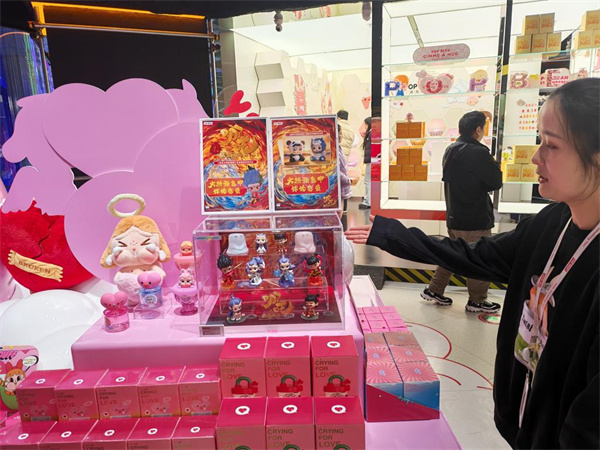 1743075261495945.jpg 2 2月25日,北京西单大悦城泡泡玛特门店内,一名店员在介绍《哪吒之魔童闹海》“天生羁绊系列”手办盲盒。王秋韵 摄.jpg