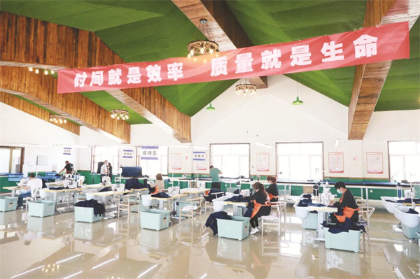 8-2 1 2 企业之光照亮乡村振兴路2.jpg