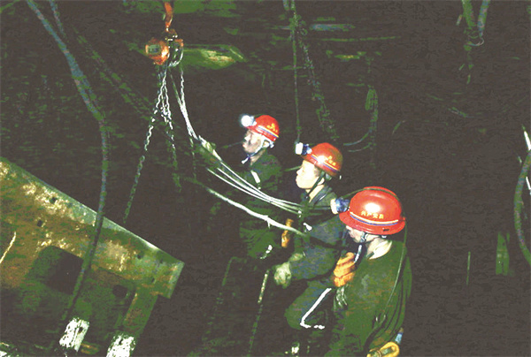 5-2 1 2 绿水洞煤矿采煤一队.jpg