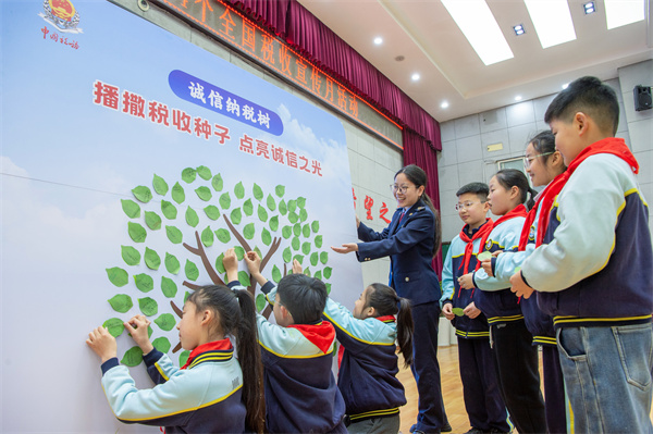 3图片新闻 将诚信种子播撒在孩子们心间.jpg