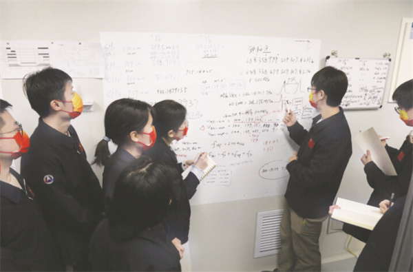 8-1 图1突击队员在进行研讨。.jpg