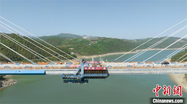 1 4月14日，新建陕西西安至湖北十堰高速铁路汉江特大桥正式合龙。古建敖 摄.jpg