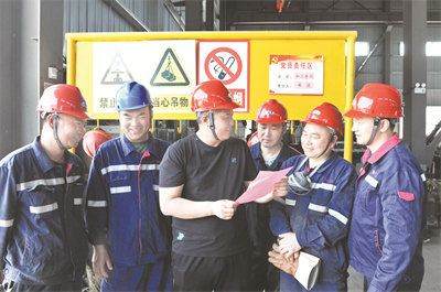 4-4 4,劳模宣讲到一线.jpg