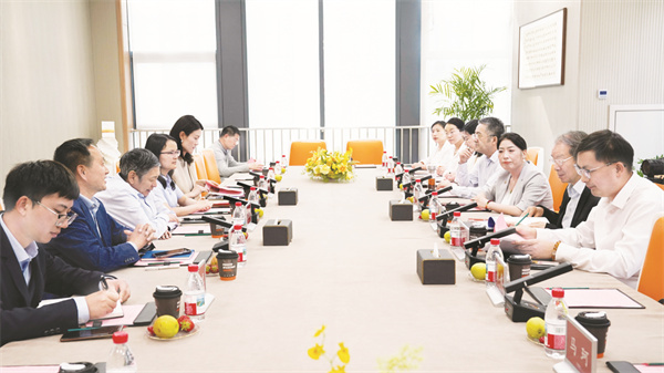 4-1 1 1：企业家探访活动现场.jpg