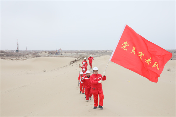 1745724718362211.jpg 1 1 党员突击队奔波在大漠戈壁。.JPG