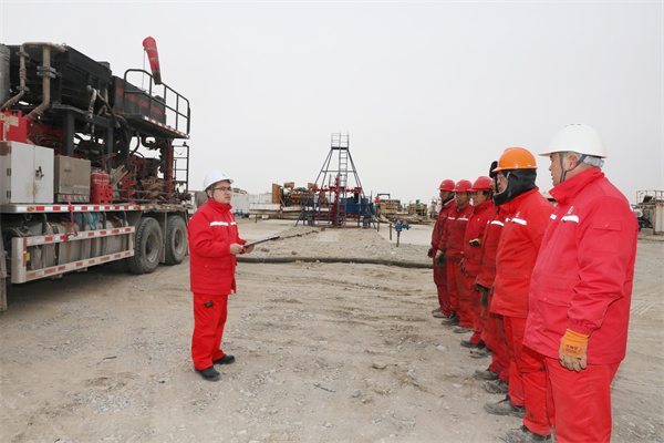 1745724790733488.jpg 1 2 塔河二部经理佘龙(左1)给施工人员讲如何安全解施工。.JPG