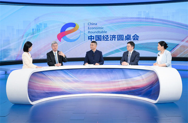 1 嘉宾们在第十五期“中国经济圆桌会”大型全媒体访谈节目录制现场交流发言。新华社记者 李贺 摄.jpg
