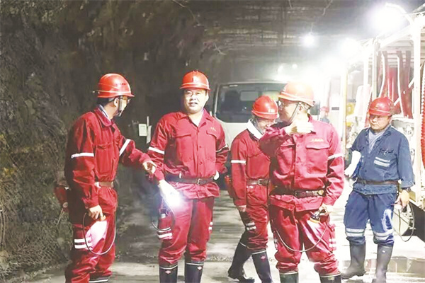 4-6 4 鄂尔多斯公司班子成员到基层矿井督导检查.jpg