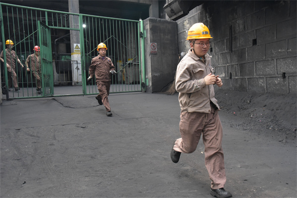 1746530678625167.jpg 2华荣公司攀枝花精煤分公司:“无脚本”实战演练 检验应急“真功夫”1.JPG