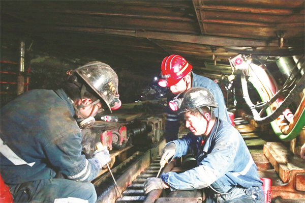 1746531429979351.jpg 5-2 2职工在工作面进行检修。.jpg