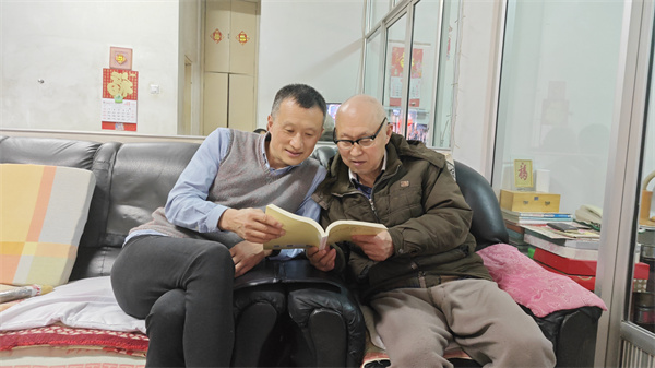 1746707093118922.jpg 3 图为父子俩正在家中交流学习心得。.jpg