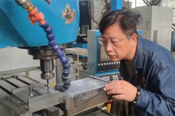 2 中国兵器关键技能带头人张海东正在对产品进行调试加工。.jpg