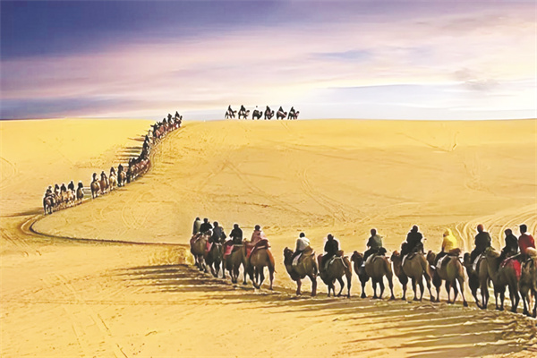 1747450688846996.jpg 4-4 2 2配图 丝绸之路沙漠戈壁上的驼队。.jpg