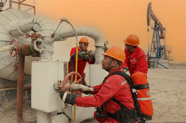 5 测试班测完示功图和液面后，调整加热炉压力和温度。.jpg