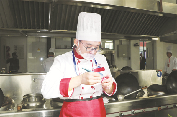 4-1 1 唐兵在雕刻.jpg