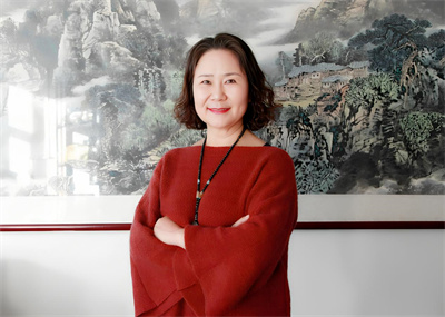 3 伟鹏酒业董事长雷雁芳.jpg