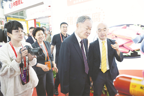 4-3 2 2 双汇发展董事长万宏伟（右1）陪同领导参观.jpg