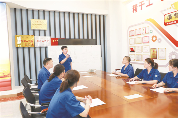 1747912741285204.jpg 8-3 图3李晔正在进行授课.jpg