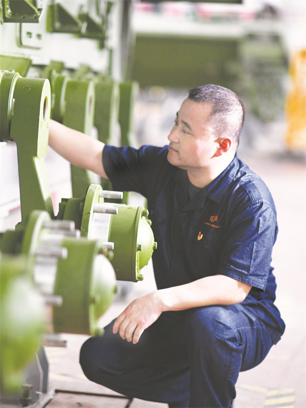 4-1 1 何兴云工作照.jpg