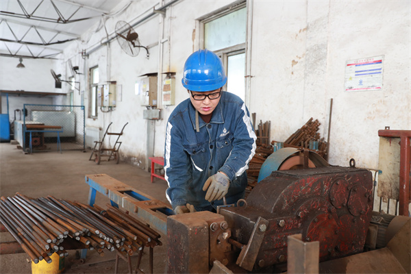 1 生产服务中心职工正在修复锚杆.JPG