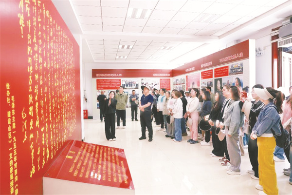 1748518206988963.jpg 8-1 图1公司职工书画展.jpg