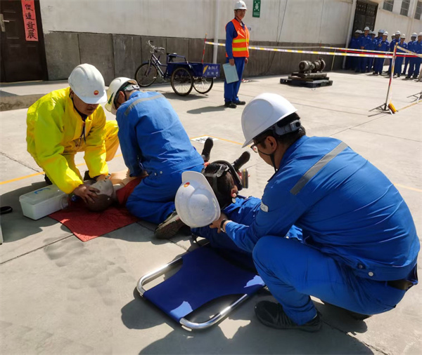 图6兰州石化举办中毒窒息应急演练（图片新闻）.jpg