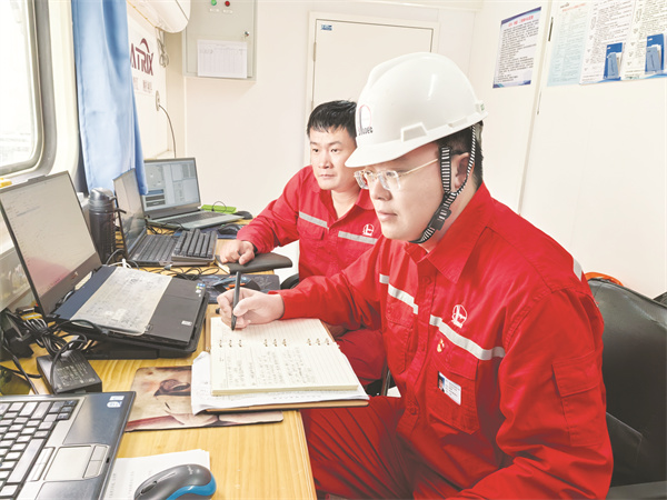 1-1 1 图为钱程在跑井过程中，检查定.jpg