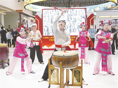 1-5 3 1，霍州威风锣鼓在文博会现场表演.jpg