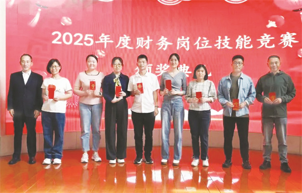 5-2 4为竞赛获奖者颁奖.jpg