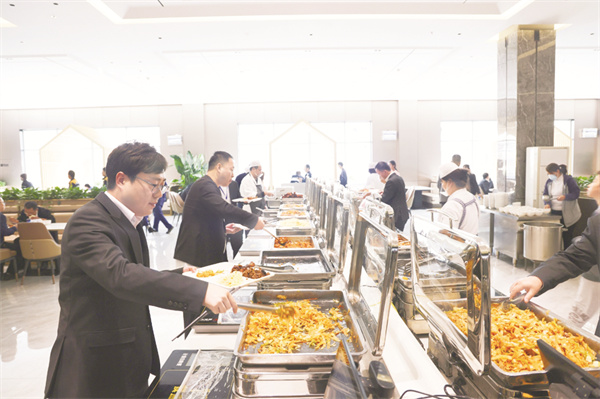 8-1 1 1职工在生态餐厅打菜。.jpg