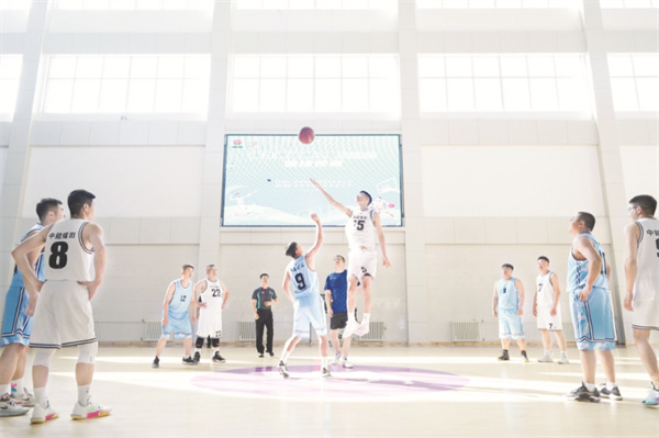 8-2 1 2职工工余时间在羽毛球馆打球.jpg