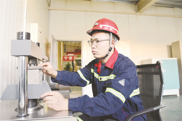 1749731553877343.jpg 8-4 4博选公司技术人员对.jpg