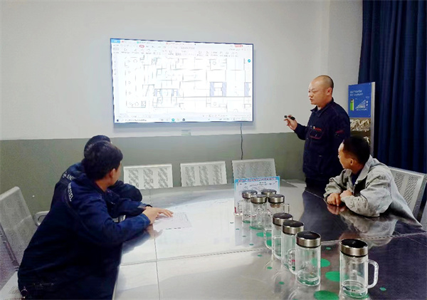 1749733780458506.jpg 7 管理人员在给钳工技术骨干讲解减速机装配要领。陆文凯 摄.jpg